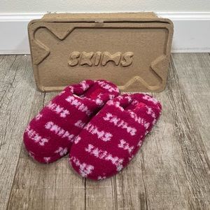 Skims Fuchsia Logo Slippers